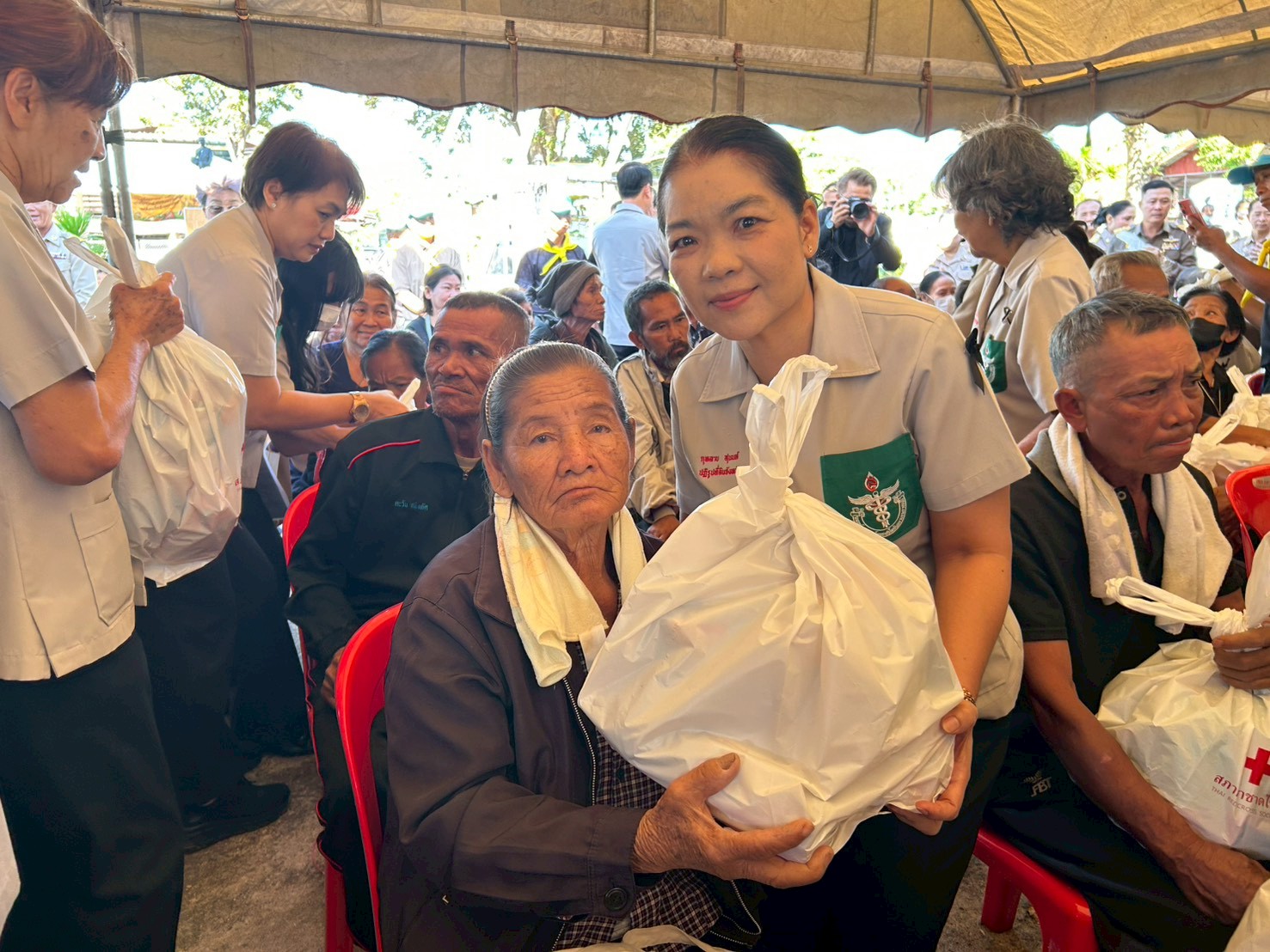 title - ส.ป.ก.ยโสธร ออกหน่วยแพทย์เคลื่อนที่ พอ.สว.  ร่วมกับโครงการจังหวัดเคลื่อนที่ “เพิ่มรอยยิ้ม เติมความสุข ให้คนยโสธร” ณ โรงเรียนบ้านดงเจริญ หมู่ที่ 5 ตำบลดงเจริญ อำเภอคำเขื่อนแก้ว จังหวัดยโสธร